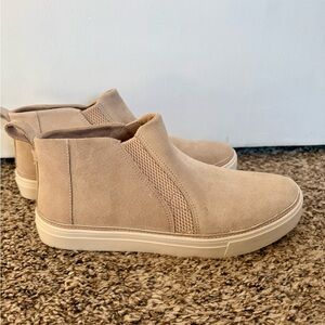 *NEW* TOMS Bryce Slip On Shoes Sand Tan Beige Suede 9.5 Sneaker Booties